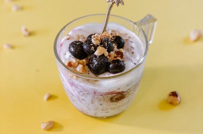 Flat-belly-breakfast-vegan-yogurt-flaxseeds-blueberries7-min